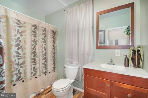 Bath - 5005 Catalpha Rd, Baltimore, MD 21214 photo 2 of 3
