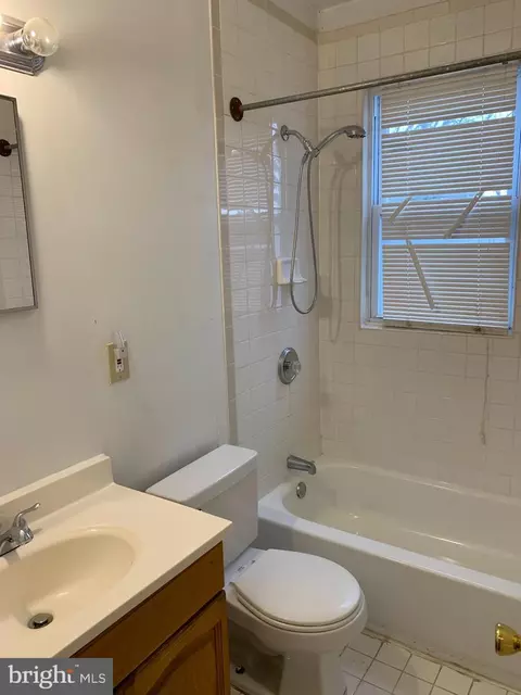 Bath - 739 Springfield Ave, Baltimore, MD 21212 photo 2 of 2