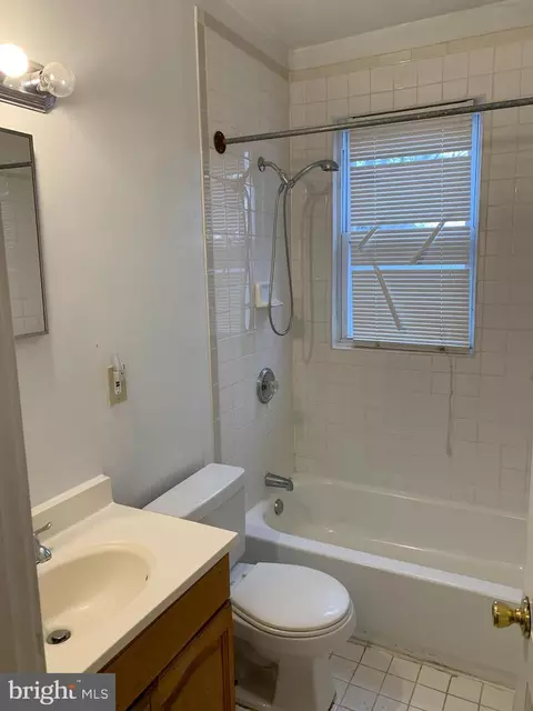 Bath - 739 Springfield Ave, Baltimore, MD 21212 photo 1 of 2