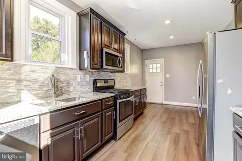 Entry Way - 5600 Carter Ave, Baltimore, MD 21214 photo 2 of 2