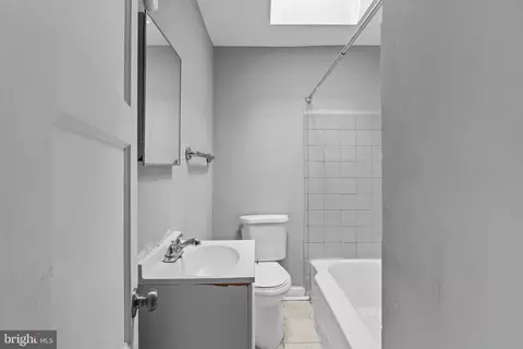 Entry Way - 38 Hillvale Rd, Baltimore, MD 21229 photo 5 of 6