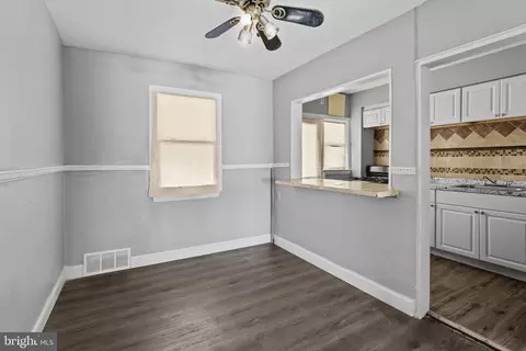 Entry Way - 38 Hillvale Rd, Baltimore, MD 21229 photo 2 of 6