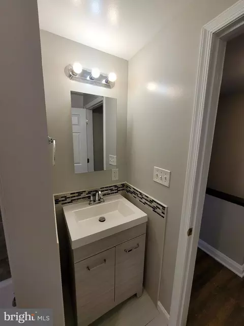 Bath - 2511 Riggs Ave, Baltimore, MD 21216 photo 2 of 2