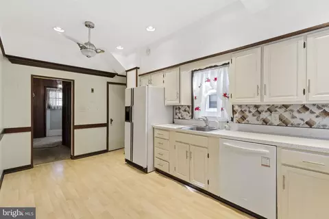 Entry Way - 4503 Mainfield Ave, Baltimore, MD 21214 photo 3 of 5