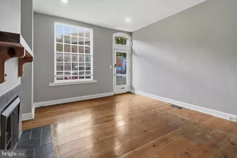 Living - 220 W Read St, Baltimore, MD 21201 photo 1 of 4