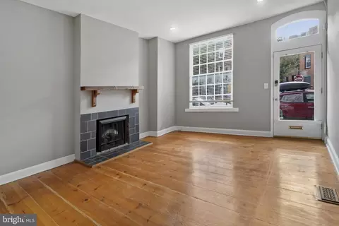 Living - 220 W Read St, Baltimore, MD 21201 photo 2 of 4
