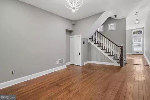 Living - 220 W Read St, Baltimore, MD 21201 photo 4 of 4