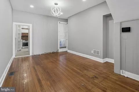 Living - 220 W Read St, Baltimore, MD 21201 photo 3 of 4