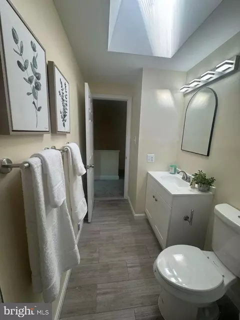 Bath - 1231 Kevin Rd, Baltimore, MD 21229 photo 3 of 6
