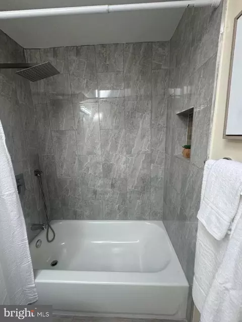 Bath - 1231 Kevin Rd, Baltimore, MD 21229 photo 4 of 6