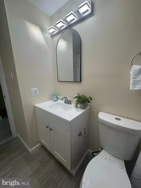 Bath - 1231 Kevin Rd, Baltimore, MD 21229 photo 1 of 6