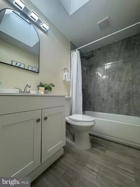 Bath - 1231 Kevin Rd, Baltimore, MD 21229 photo 2 of 6