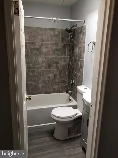 Bath - 2802 Windsor Ave, Baltimore, MD 21216 photo 2 of 9