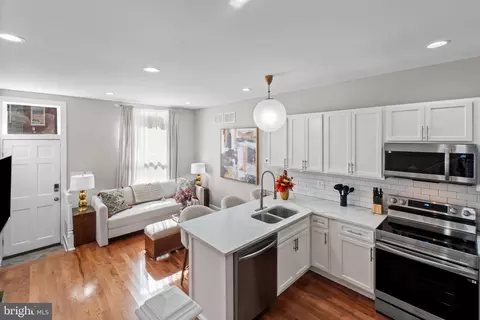 Entry Way - 2204 E Chase St, Baltimore, MD 21213 photo 5 of 9