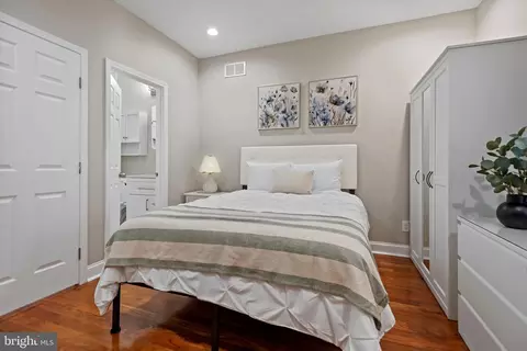 Bedroom - 2204 E Chase St, Baltimore, MD 21213 photo 3 of 9