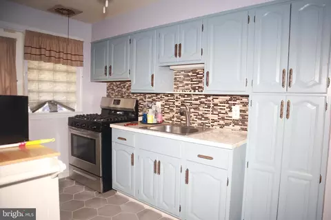 Entry Way - 4628 Parkside Dr, Baltimore, MD 21206 photo 4 of 5