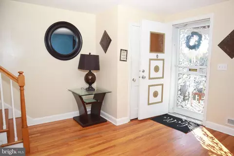 Entry Way - 4628 Parkside Dr, Baltimore, MD 21206 photo 3 of 5