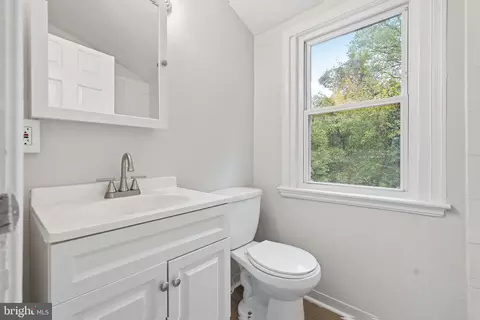 Bath - 4000 Echodale Ave, Baltimore, MD 21206 photo 2 of 2