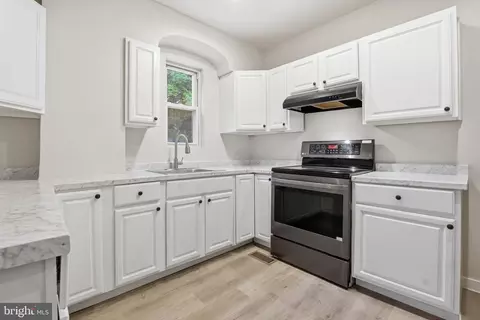 Entry Way - 4000 Echodale Ave, Baltimore, MD 21206 photo 1 of 2
