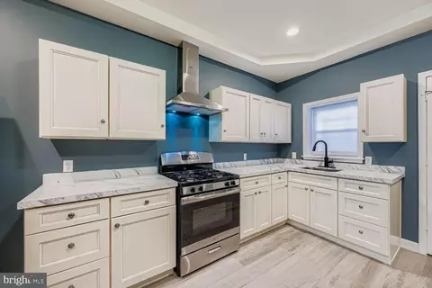 Entry Way - 2932 Mcelderry St, Baltimore, MD 21205 photo 5 of 8