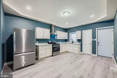 Entry Way - 2932 Mcelderry St, Baltimore, MD 21205 photo 3 of 8