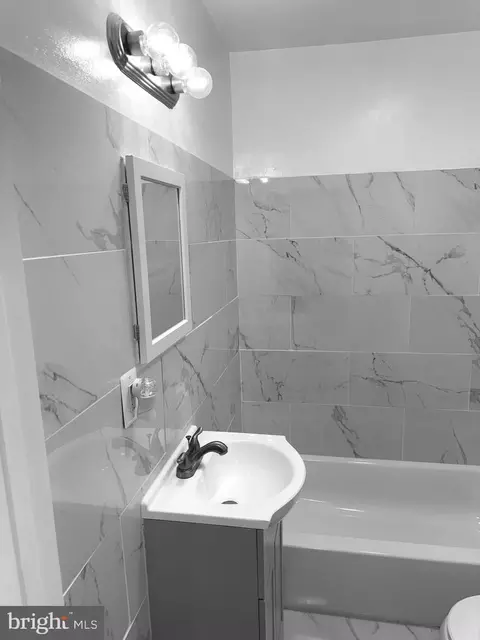 Bath - 815 E Cold Spring Ln, Baltimore, MD 21212 photo 1 of 5