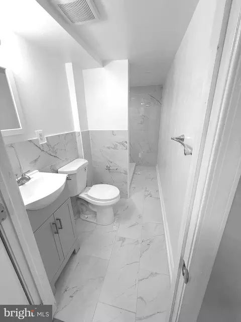 Bath - 815 E Cold Spring Ln, Baltimore, MD 21212 photo 4 of 5