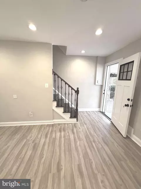 Entry Way - 815 E Cold Spring Ln, Baltimore, MD 21212 photo 2 of 5