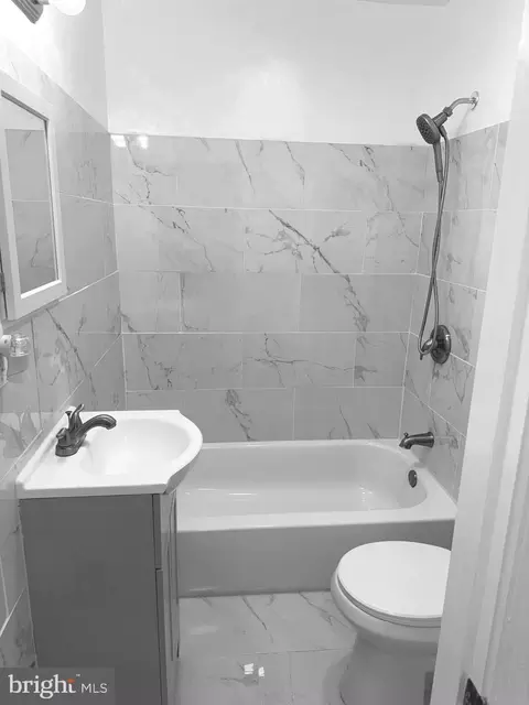 Bath - 815 E Cold Spring Ln, Baltimore, MD 21212 photo 2 of 5
