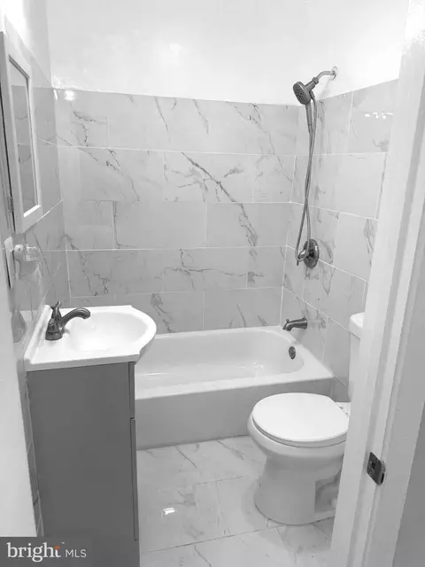 Bath - 815 E Cold Spring Ln, Baltimore, MD 21212 photo 3 of 5