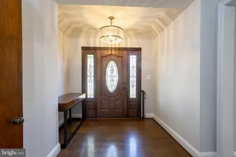 Entry Way - 3306 Labyrinth Rd, Baltimore, MD 21215 photo 1 of 3