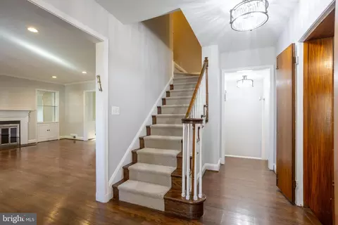Entry Way - 3306 Labyrinth Rd, Baltimore, MD 21215 photo 2 of 3