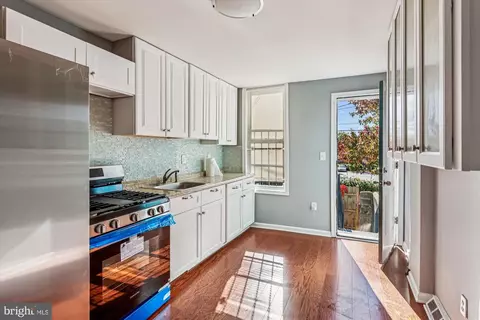 Entry Way - 1517 E Lanvale St, Baltimore, MD 21213 photo 1 of 8