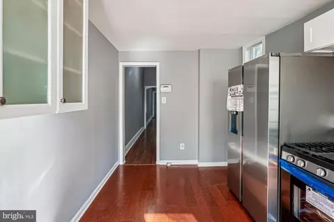 Entry Way - 1517 E Lanvale St, Baltimore, MD 21213 photo 2 of 8