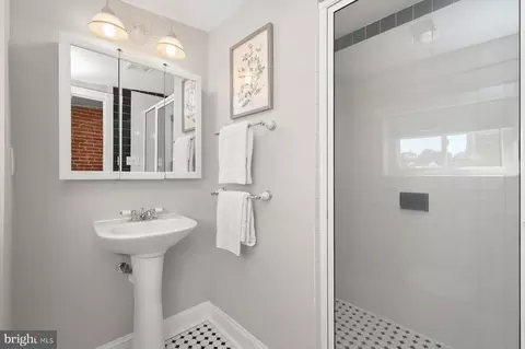 Bath - 1605 Light St, Baltimore, MD 21230 photo 2 of 4