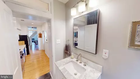 Entry Way - 511 S Chapel St, Baltimore, MD 21231 photo 11 of 15