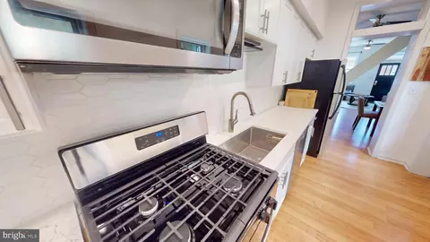 Entry Way - 511 S Chapel St, Baltimore, MD 21231 photo 9 of 15