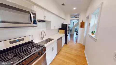 Entry Way - 511 S Chapel St, Baltimore, MD 21231 photo 7 of 15