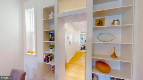 Entry Way - 511 S Chapel St, Baltimore, MD 21231 photo 3 of 15