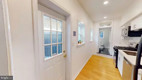 Entry Way - 511 S Chapel St, Baltimore, MD 21231 photo 10 of 15