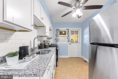 Entry Way - 3807 Kimble Rd, Baltimore, MD 21218 photo 5 of 8