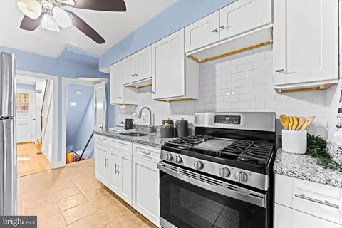 Entry Way - 3807 Kimble Rd, Baltimore, MD 21218 photo 3 of 8