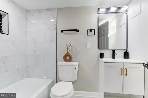 Bath - 3012 Hanlon Ave, Baltimore, MD 21216 photo 4 of 6