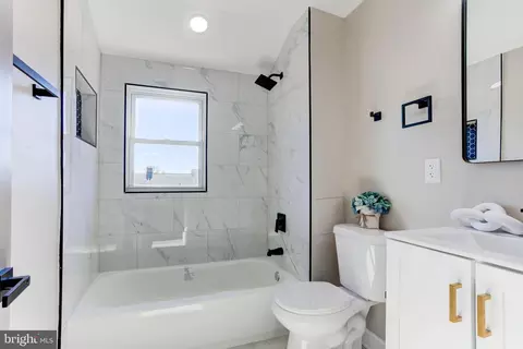 Bath - 3012 Hanlon Ave, Baltimore, MD 21216 photo 2 of 6