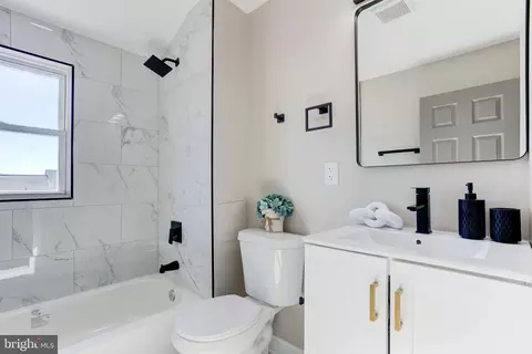Bath - 3012 Hanlon Ave, Baltimore, MD 21216 photo 3 of 6