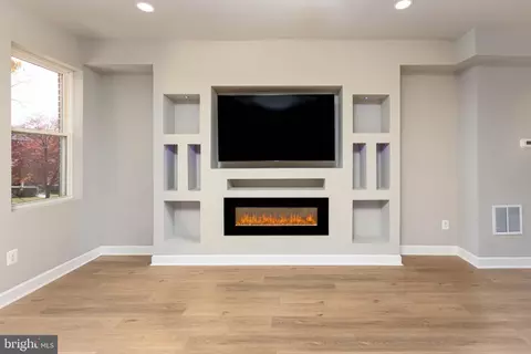 Living - 24 S Tremont Rd, Baltimore, MD 21229 photo 1 of 3