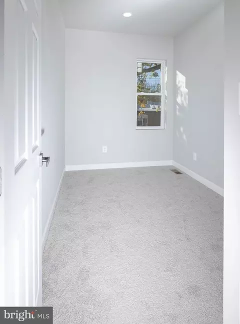 Entry Way - 24 S Tremont Rd, Baltimore, MD 21229 photo 5 of 9