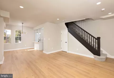 Living - 24 S Tremont Rd, Baltimore, MD 21229 photo 3 of 3