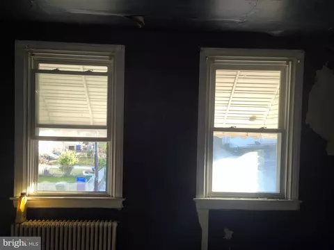 Entry Way - 3302 W Franklin St, Baltimore, MD 21229 photo 6 of 7