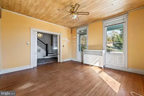Living - 4111 Hamilton Ave, Baltimore, MD 21206 photo 3 of 7